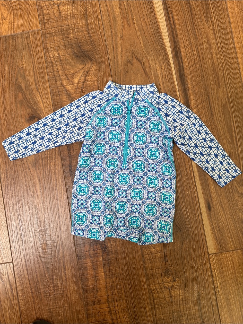 EUC Coolibar Girls Blue & Teal Patterned Long-Sleeve Rash Guard